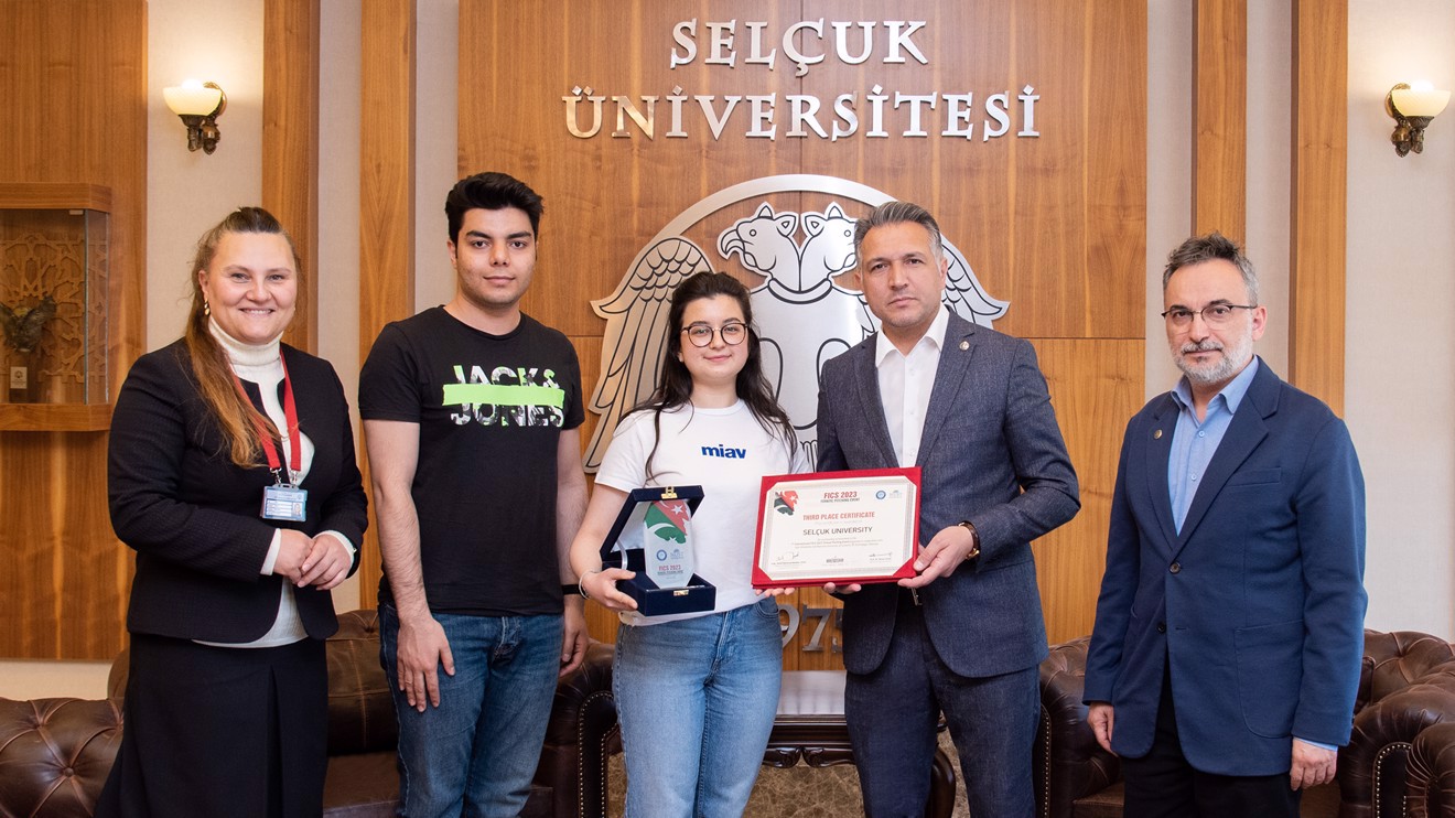 “Toplum İçin Yenilikçi ve Yaratıcı Çözümler Bulma Yarışması (FICS) 2023”nda üçüncülük ödülü